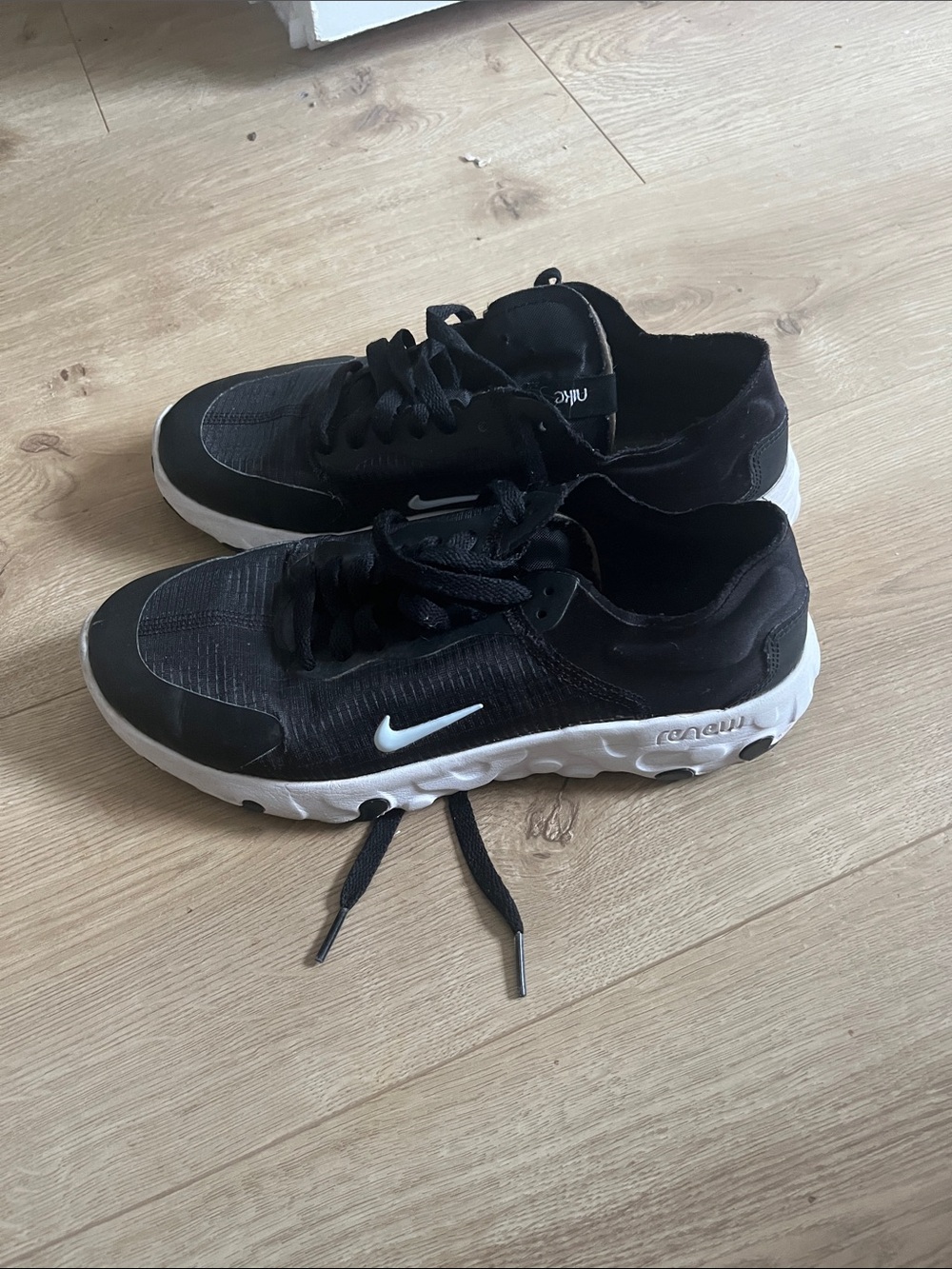 MEN'S NIKE RENEW LUCENT DELIVERS LIGHTWEIGHT AND BREATHABLE MATERIALS  Size 8.5